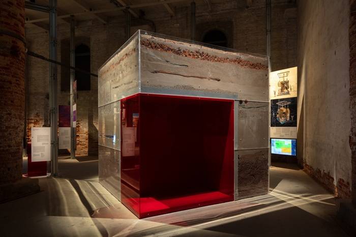 Installazione Arsenale – Underground Climate Change, Biennale di Architettura 2025. Il pavimento dell’installazione è rivestito con mattoni Dogi SanMarco