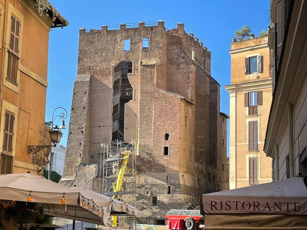 Cedimento strutturale della Torre dei Conti ai Fori Imperiali di Roma durante il cantiere di consolidamento e rifunzionalizzazione PNRR “Caput Mundi”.
