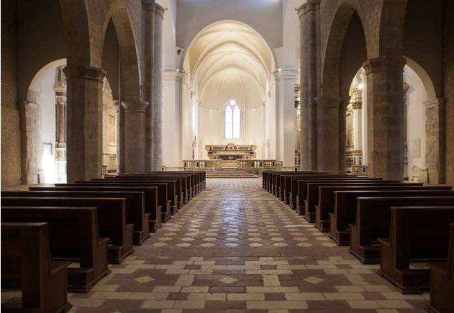 basilica-di-collemaggio-interno-restaurato.JPG