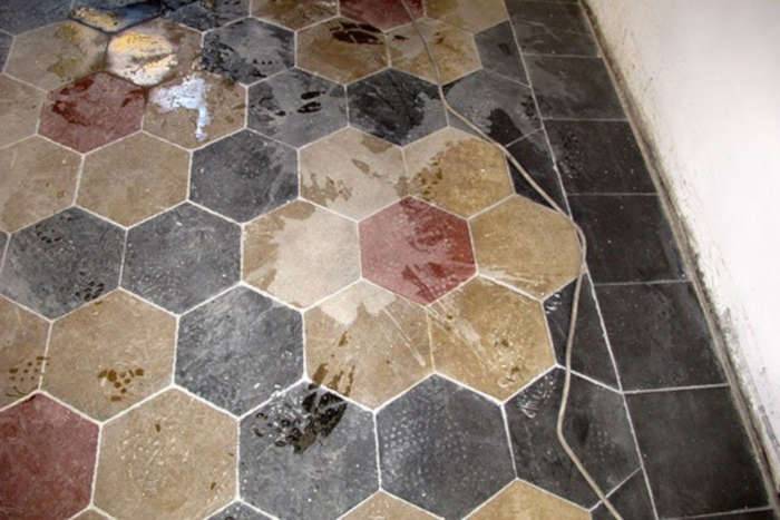 Pavimento in cementine corroso dall'acido