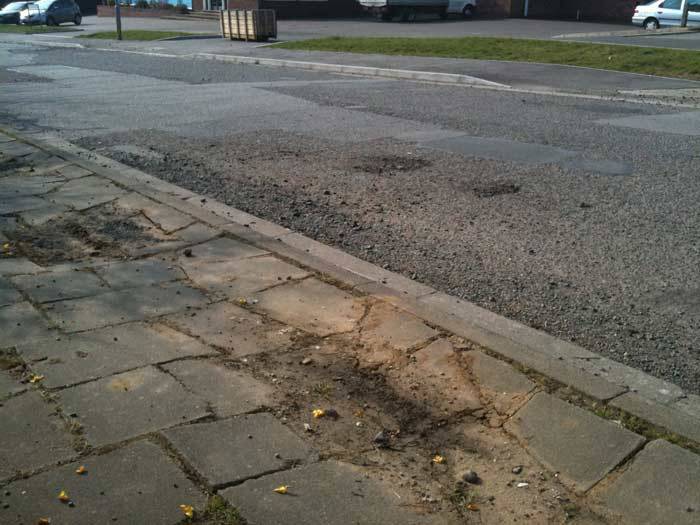 pavimentazioni-manutenzione-2-asfalto-marciapiede.jpg