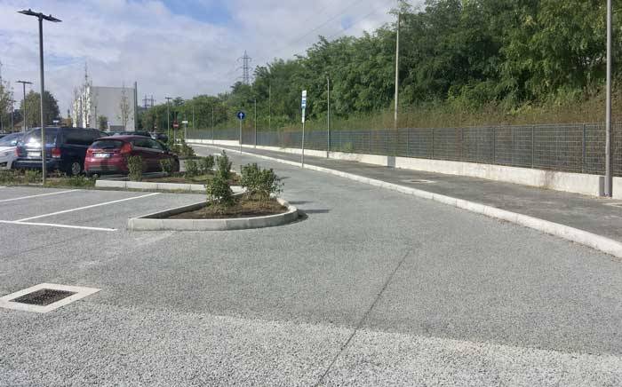 Calcestruzzo drenante i.idro DRAIN per le pavimentazioni esterne di una struttura ospedaliera di Bologna