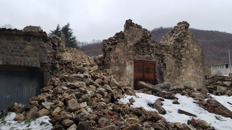 Immagine di un crollo quasi totale di una chiesa dovuto a mancanza di presidi antisismici e scarsa qualità della tessitura muraria