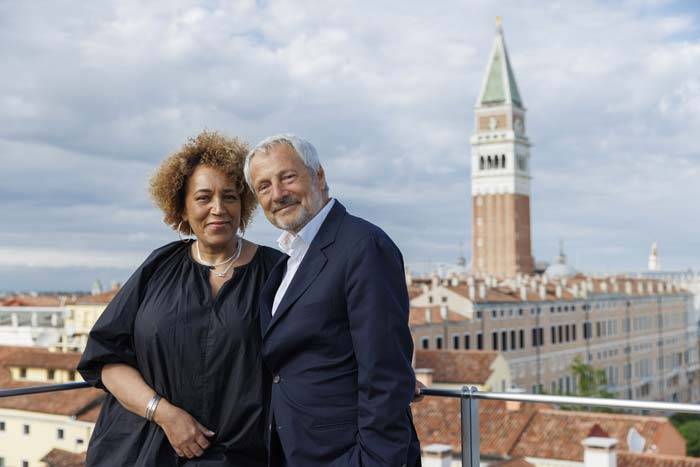 Lesley Lokko e Roberto Cicutto © Photo Jacopo Salvi - Courtesy of La Biennale di Venezia