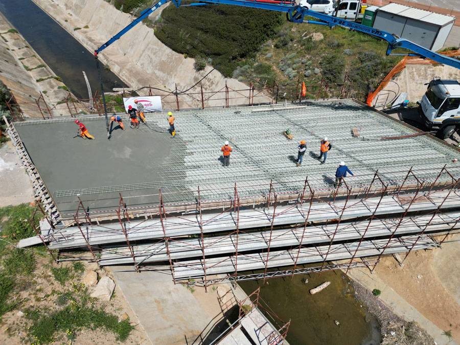 Vista aerea cantiere: posa della rete in barre GFRP Glasspree® e getto della soletta di un ponte in calcestruzzo armato non metallico.