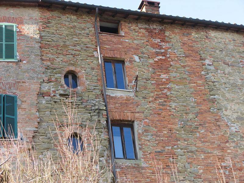 Immagini di un edificio dove si riescono ad identificare le diverse stratigrafie edificatorie.