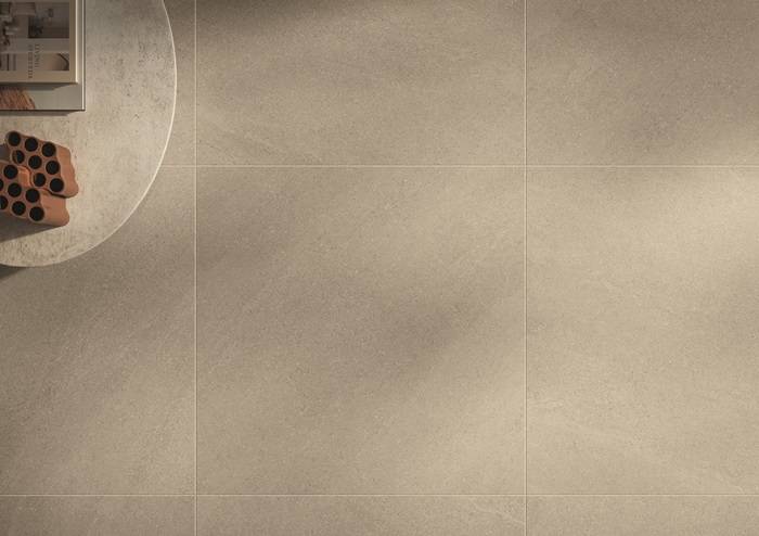 Stucco di tonalità neutre crea continuità visiva per lastre in ceramica, Fugabella Color KK 79.