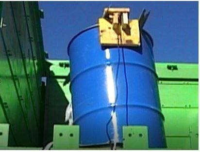 Test di esplosione su fusto metallico in simulatore ATEX con sensori di pressione e sistema di innesco controllato.