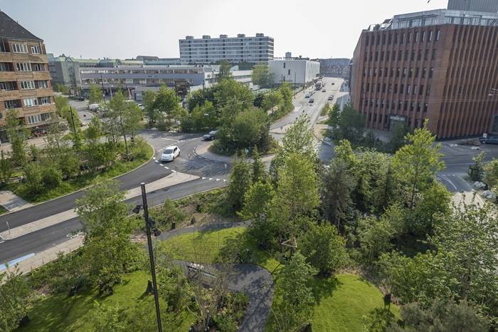 Tåsinge-Plads nel quartiere di Sankt Kjelds dopo la riqualificazione. Il progetto esecutivo è di SLA Architects.