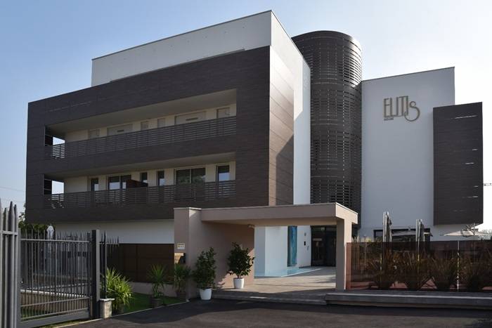 Alle porte di Milano, in provincia di Monza e Brianza, Elitis House si configura come un ecosistema hospitality contemporaneo in cui SPA, ristorante gourmet, sale meeting e suite convivono all’interno di un’unica struttura.