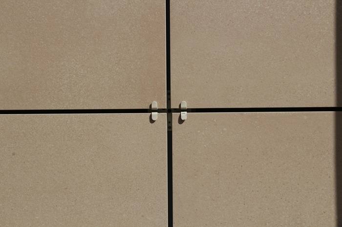 Lastre in grès color sabbia per la facciata del condominio. Buccinasco