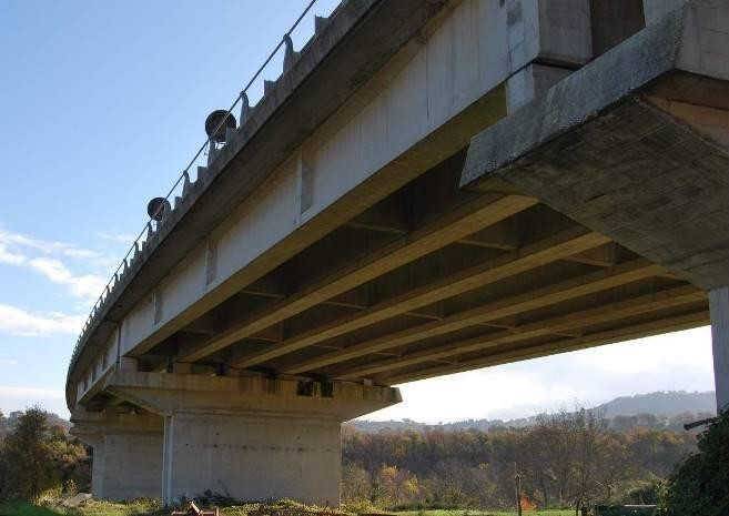 Foto dal basso del viadotto Caldarola sulla Statale 77