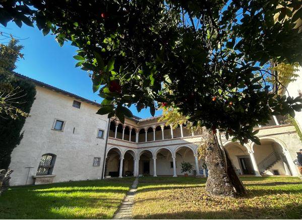 Casa Lanzi Guarneri Gozzini, Gorlago Bg; castello in età medievale, casa nobiliare in età moderna ed edificio con più unità abitative e di rappresentanza oggi