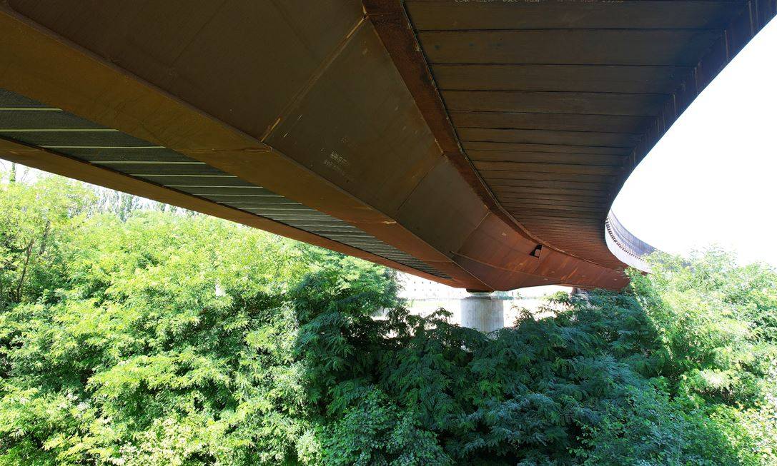 Intradosso del cassone curvo in acciaio Corten S355W del ponte sul Tevere a Sansepolcro, con geometria variabile e struttura mista acciaio-calcestruzzo su impalcato stradale.