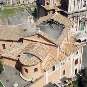 Crolla il tetto della chiesa di San Giuseppe dei Falegnami ai Fori