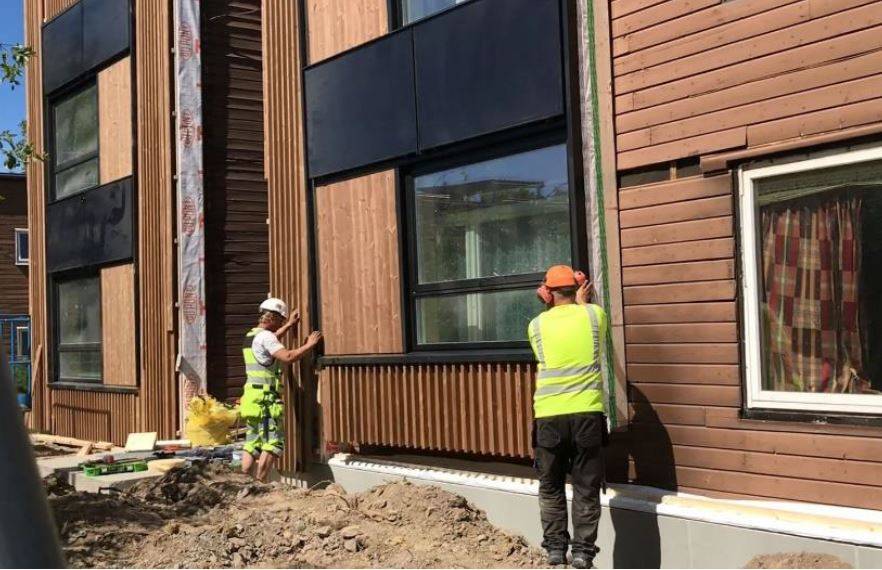 Figura 1 Installazione di moduli prefabbricati su un edificio esistente (immagine dal progetto 4RinEU - caso studio Norvegese)