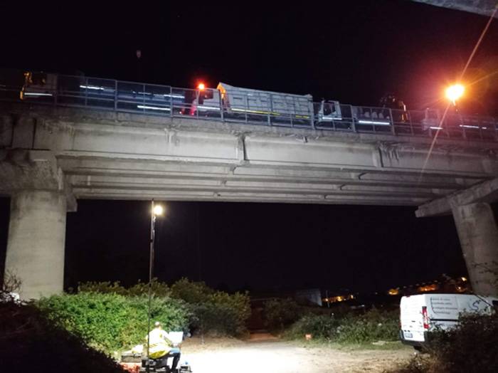 Prove di carico su un ponte in notturna