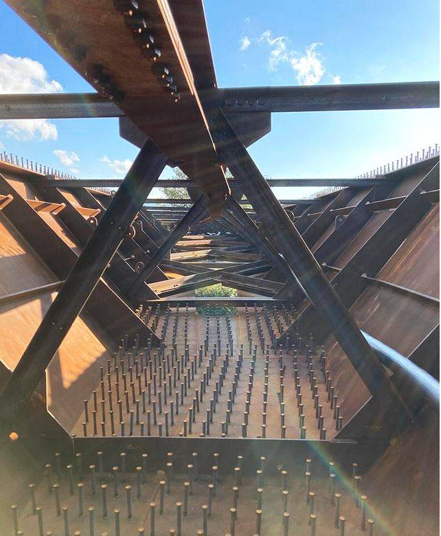Dettaglio interno del cassone in acciaio Corten del ponte sul Tevere, con diaframmi reticolari, pioli Nelson e predisposizione della soletta collaborante in calcestruzzo.