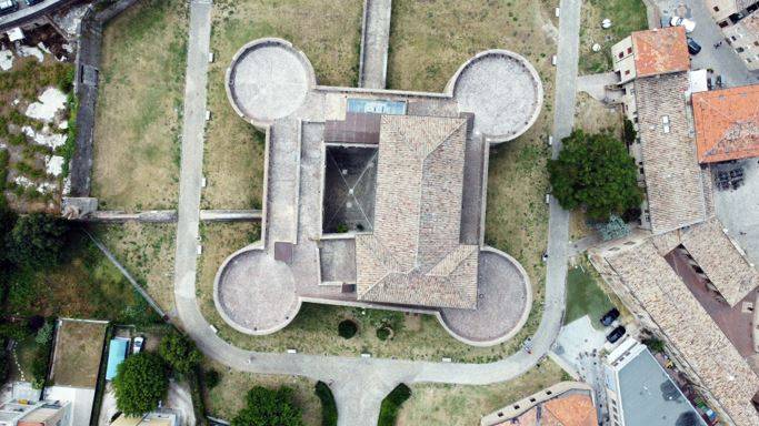 Veduta aerea ortofotografica della Rocca di Senigallia che mostra la pianta quadrata con bastioni circolari e cortile centrale, utile per rilievi metrici e analisi urbanistica.