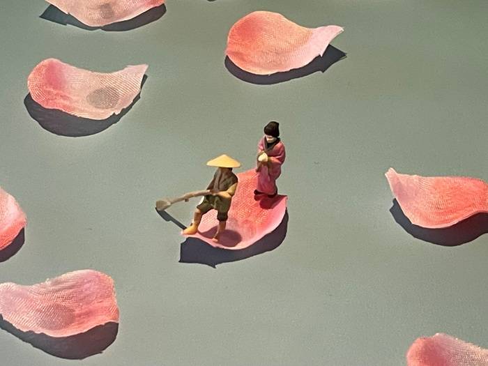 Miniature (sotto cupola di vetro) di Tatsuya Tanaka, allestita nell’estate del 2023 alla Japan House di Sāo Paulo e curata da Natasha Barzaghi Geenen