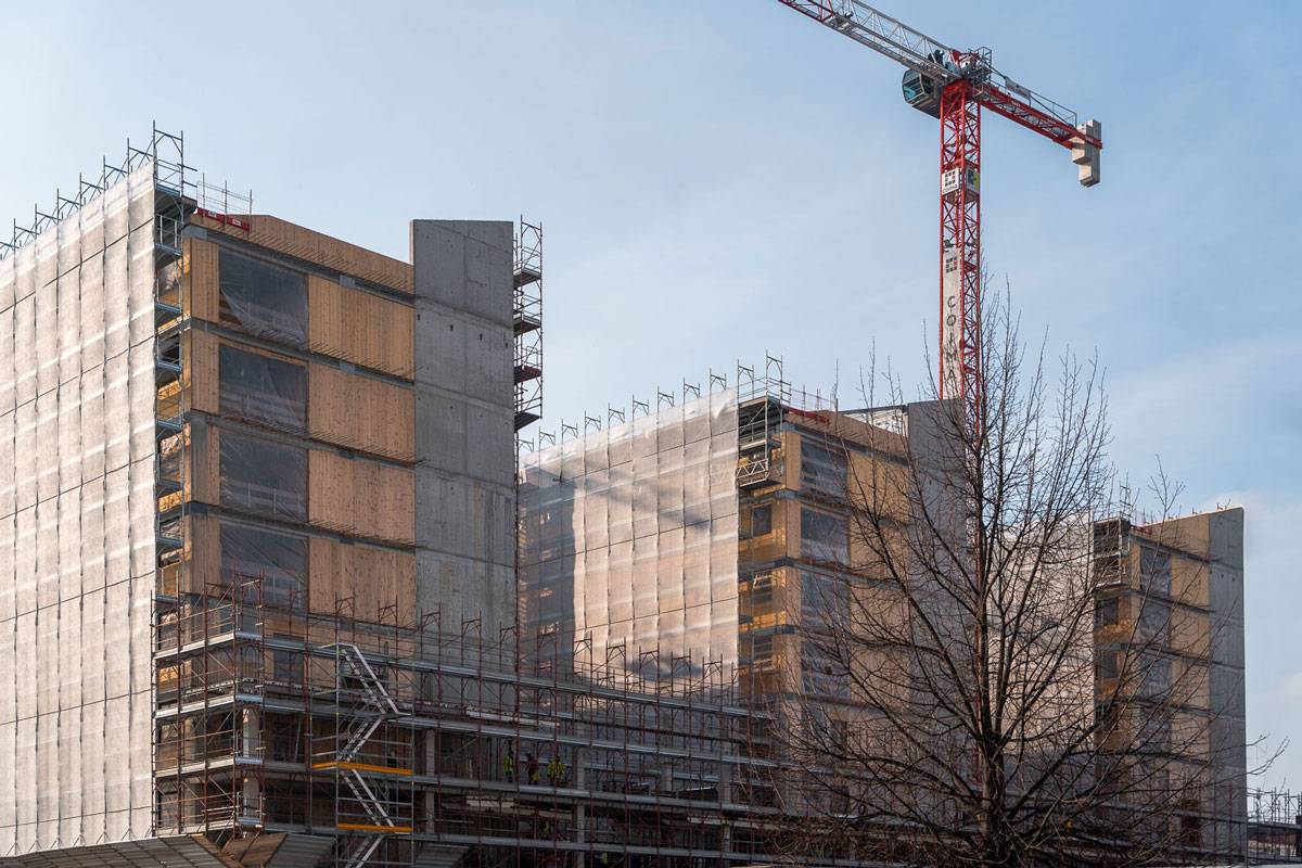 Edifici del Villaggio Olimpico di Milano in costruzione con strutture portanti prefabbricate e involucro in fase di posa.