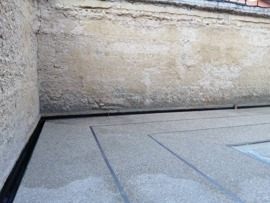 Cortile interno dell'ex Biblioteca De Meis a Chieti rivestito con calcestruzzo i.design MOSAICO, progetto di Arch. Dario di Luzio.