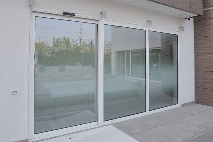 Per l’area SPA e piscina è stata adottata una porta con azionamento ES 200.