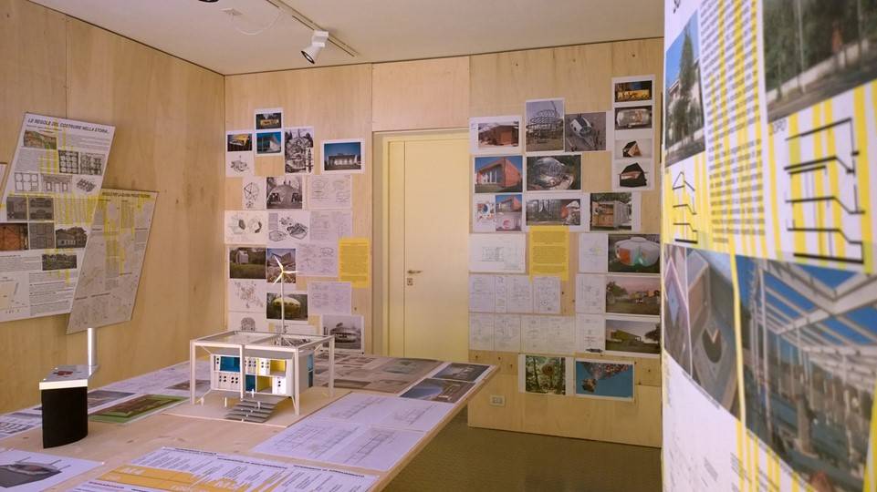 Figura 1 – Foto dell’interno della mostra sul terremoto del 2017 – locali dello Studio Marco Peroni Ingegneria