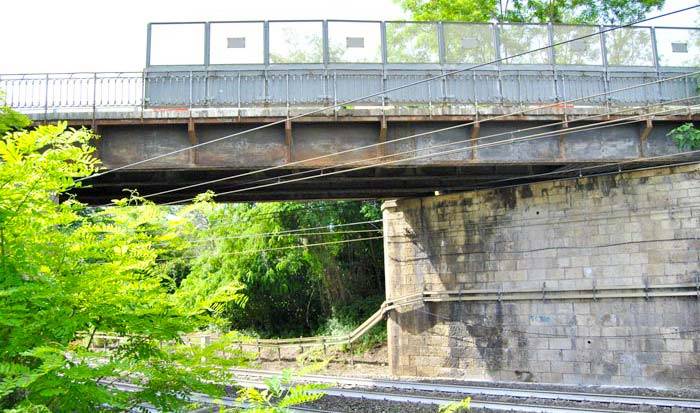 Vista del ponte esistente, è possibile osservare come l’opera presenti un diffuso stato di ammaloramento, oltre ad una forte obliquità