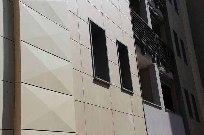 Lastre in grès color sabbia per la facciata del condominio a Buccinasco (MI).