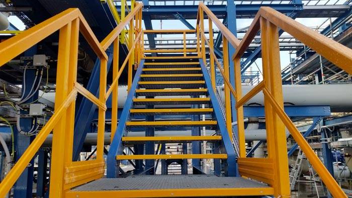 Scala inclinata realizzata con grigliati e profili in PRFV M.M.