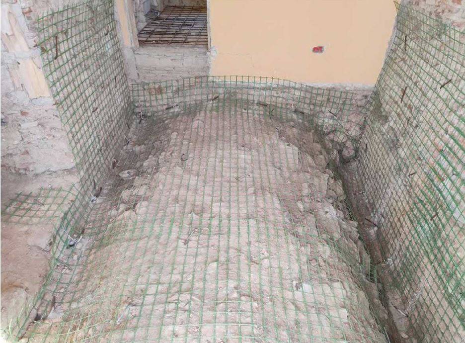 Posa della rete in fibra di vetro per rinforzo estradossale delle volte, in continuità con le medesime reti dell’intonaco armato posate sulle pareti