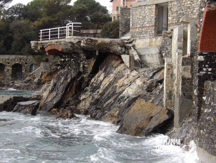 Vista della scogliera dopo la mareggiata che evidenzia l’andamento straficato a franapoggio con immersione verso il mare, nella fotografia si possono notare alcuni frammenti di roccia scivolati a causa dello scioglimento degli strati argillosi interposti