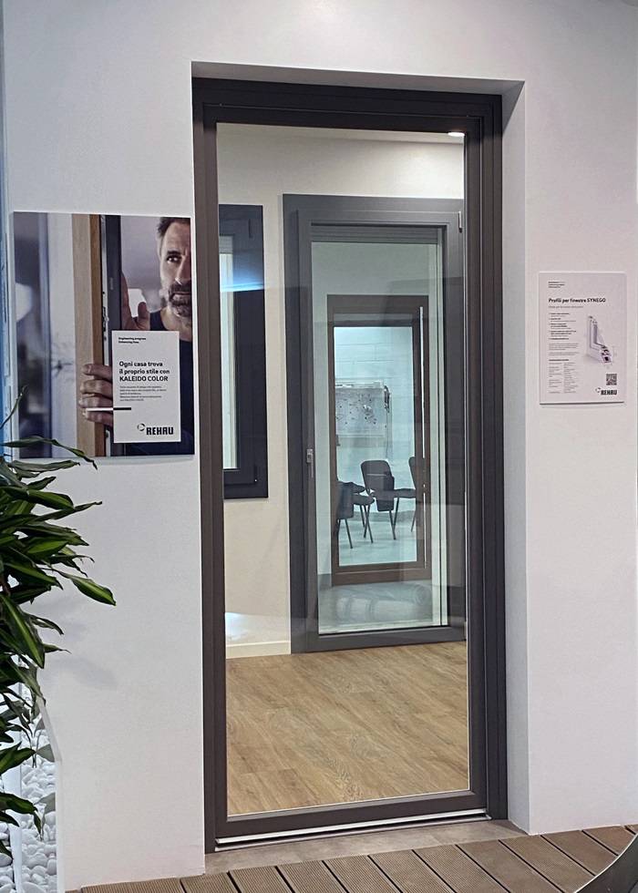 Finestre e portefinestre Rehau, Showroom REHAU Window Solutions a Milano.