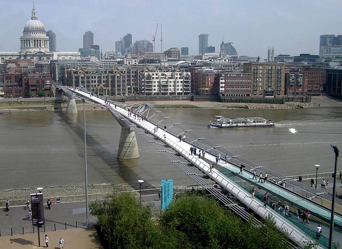 Millennium Bridge (2000).