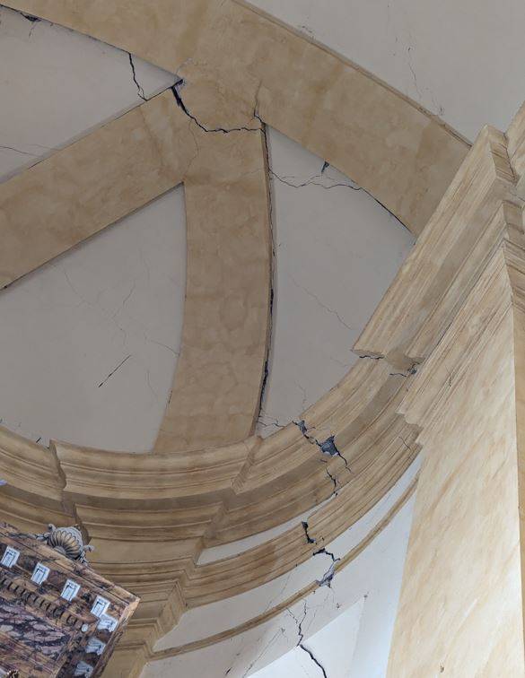Fessurazioni radiali e lungo gli elementi di irrigidimento della semicupola della cappella sud della Chiesa di San Michele a Brisighella, evidenti segnali di dissesto e spostamento strutturale.