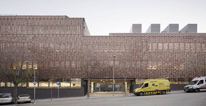  Il frangisole laterizio all’istituto di ricerca dell’ospedale Sant Pau di Barcellona.