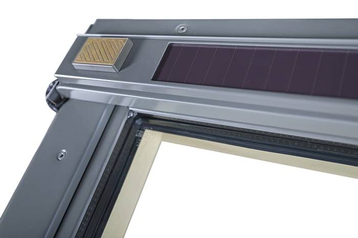 Pannello solare integrato nella parte superiore del telaio della finestra da tetto FTP-V Solar.