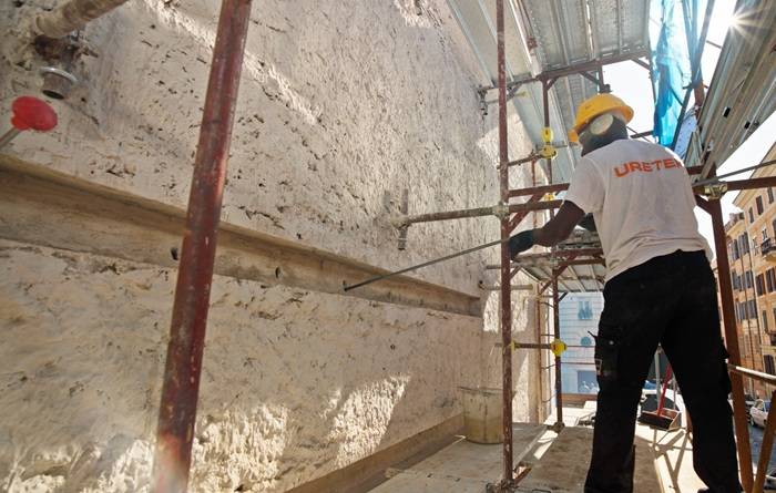 Ancoraggio URETEK MICROANCHORS® per stabilizzare i muri di sostegno e resine espandenti per consolidare le murature.