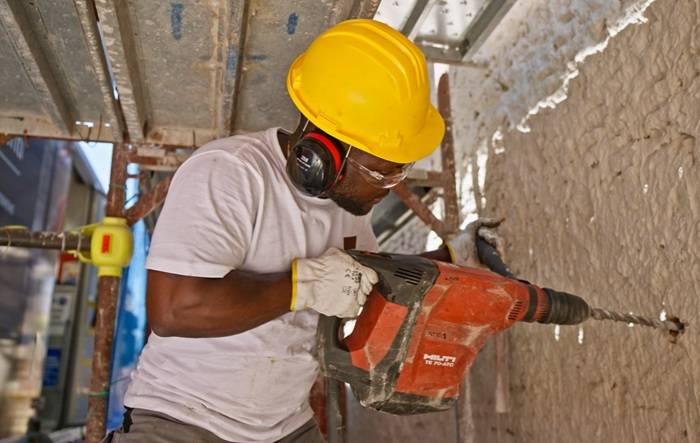 Perforazioni per URETEK MICROANCHORS® per stabilizzare i muri di sostegno.