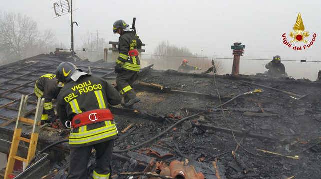 Tetto ventilato a fuoco-Intervento dei vigili del fuoco