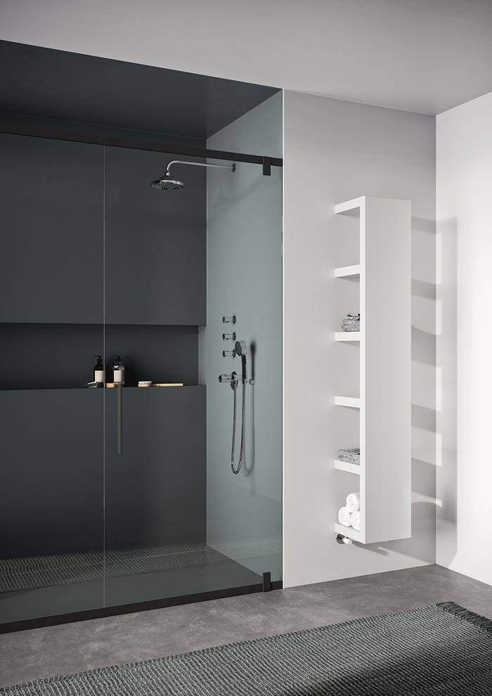 Termoarredo QUADRAQUA inserito all'interno dell'ambiente bagno integrato al mobile scaldasalviette o coperte.
