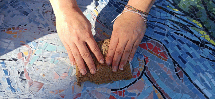 Pulitura del mosaico Gironi Danteschi che adorna la fontana del parco di Rocca Brancaleone a Ravenna.