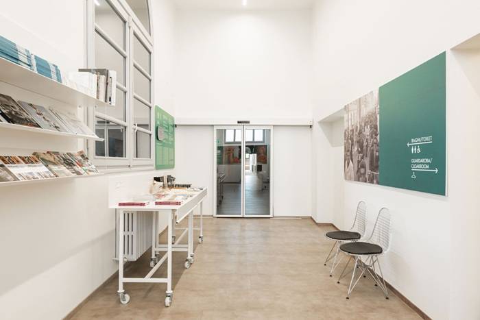 Porta scorrevole automatica SST Flex a sfondamento a due ante, finitura bianco RAL 9010.