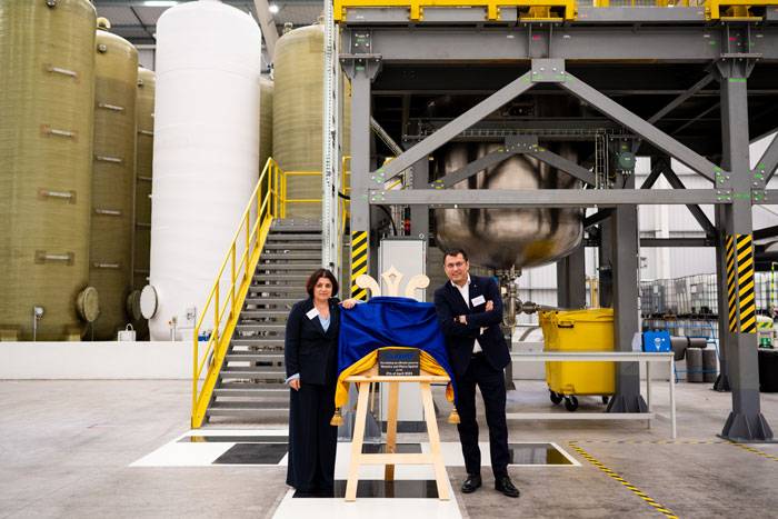 Veronica e Marco Squinzi inaugurano un nuovo stabilimento Mapei in UK