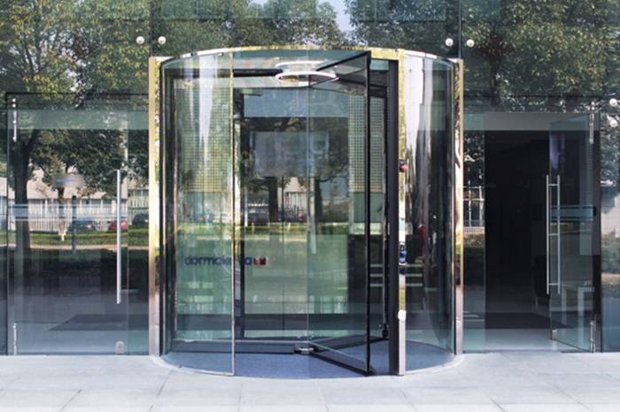 Porta girevole tutto vetro KTV ATRIUM FLEX.