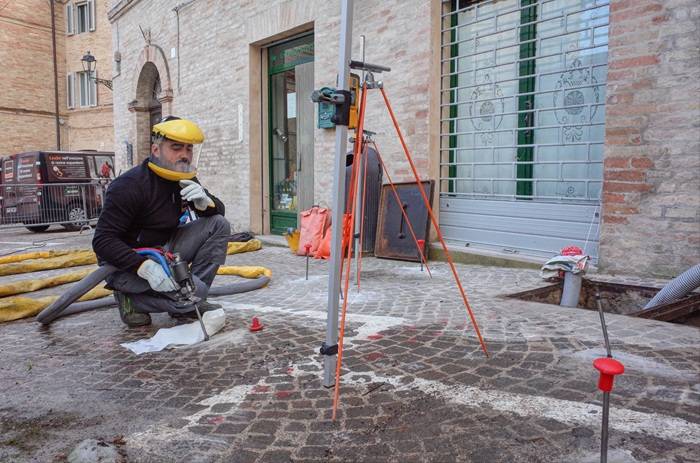 Intervento di riempimento delle cavità mediante l'utilizzo combinato di argilla espansa e iniezioni di resina espandente.