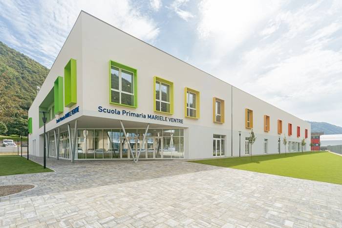 Corte interna della Nuova Scuola Primaria di Sarezzo.