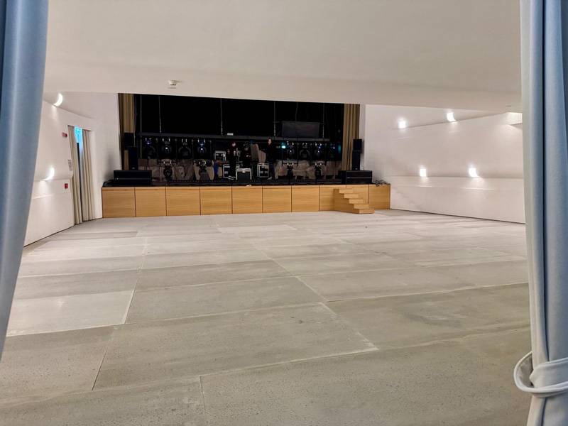Pavimentazione a secco temporanea per eventi in teatro con lastre cementizie fibrorinforzate su supporto esistente