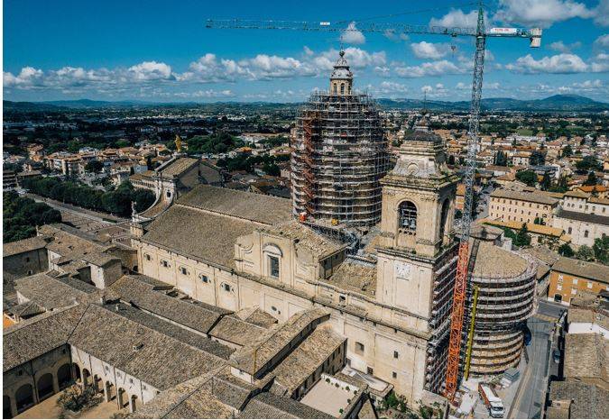 Vista aerea del cantiere di miglioramento sismico della cupola e del campanile della Basilica Papale di Santa Maria degli Angeli, Assisi